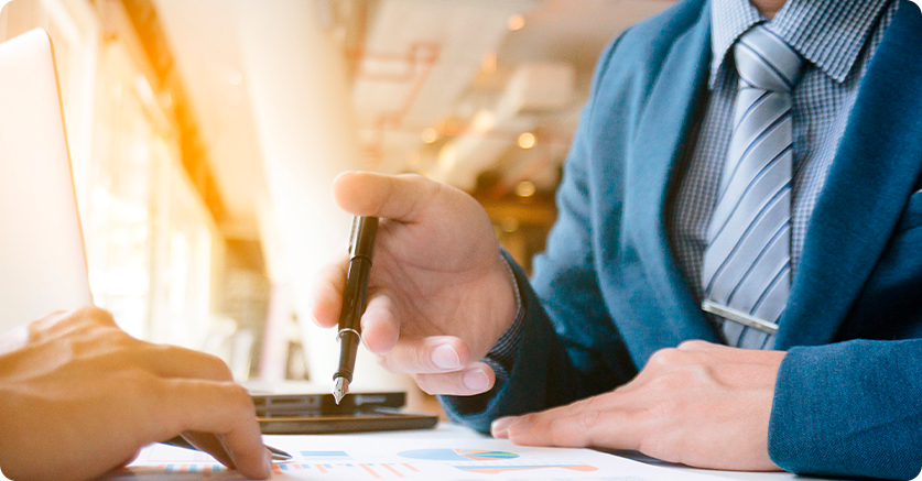 Cómo utilizar técnicas de ventas persuasivas para cerrar más tratos